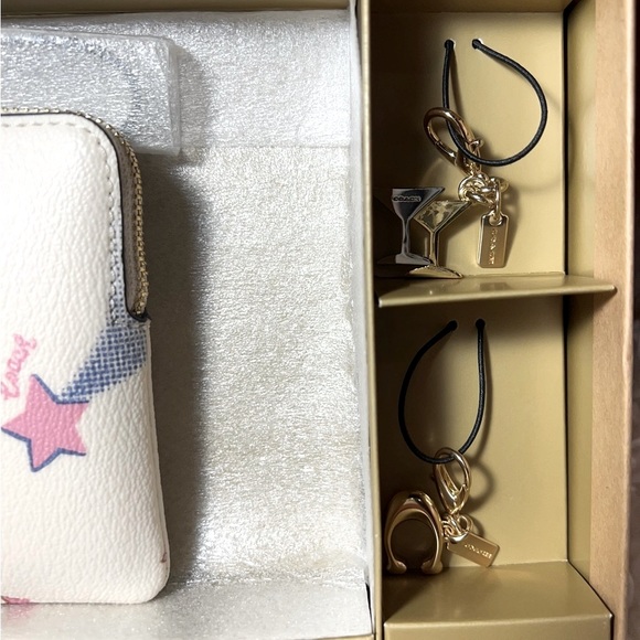 Coach Boxed Corner Zip Wristlet With NWT
Disco Star Print - Picture 5 of 7